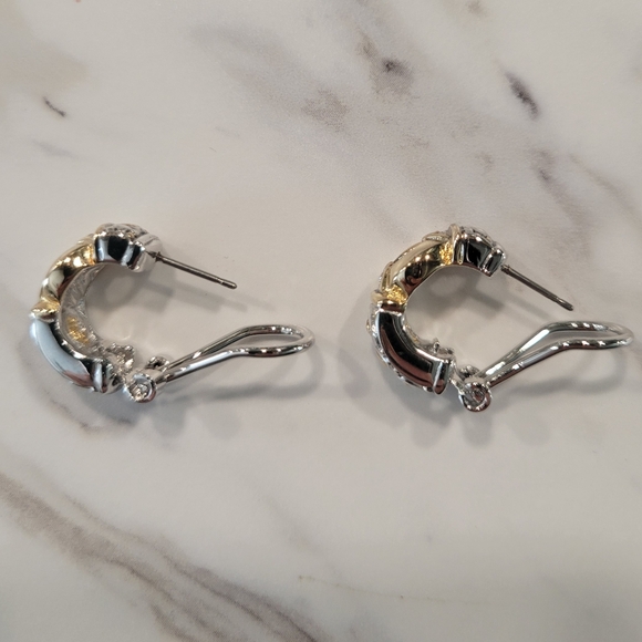 Beautiful pair of John Medeiros two-tone earrings - Picture 2 of 2